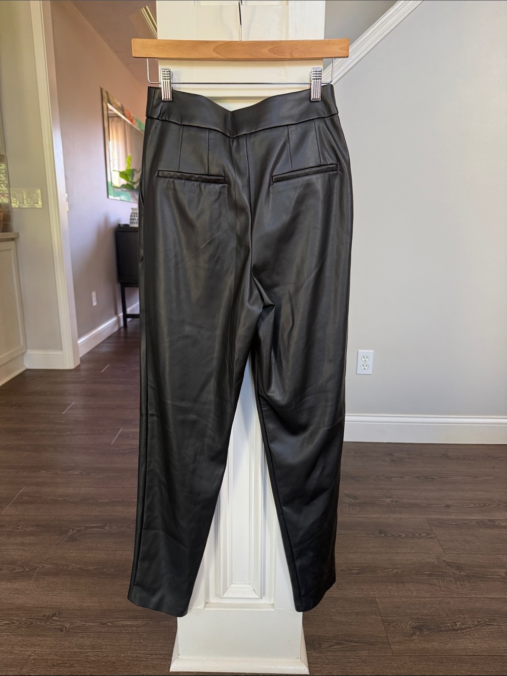Express NWT Black Faux Leather Pleated Ankle Pants Ladies 4L - Picture 7 of 8